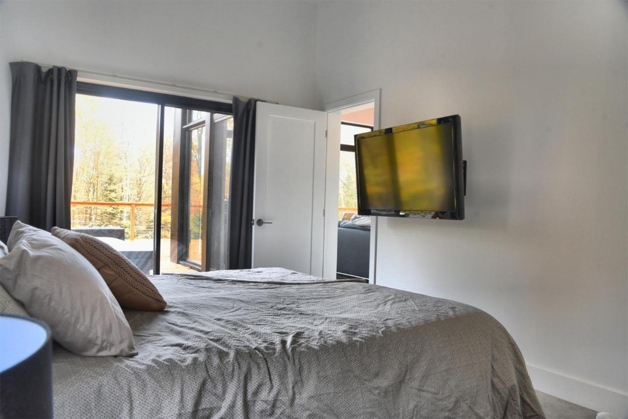Kallm-Mont-Tremblant Chalet With Hot Tub, Pond & Beach On Private 7Acre Estate Lac-Superieur 外观 照片